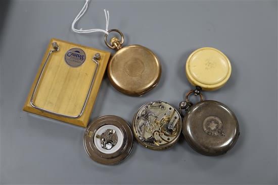 A modern silver mounted quartz desk timepiece and four assorted pocket watches/movements including one silver.